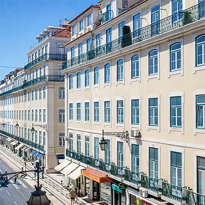 Vista exterior do Ando Living Prata numa rua histórica de Lisboa