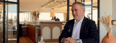 Executive being interviewed in a contemporary Ando Living space, featuring elegant design and bright ambiance. A sophisticated setting that reflects the modern and welcoming style of branded residences in Lisbon.