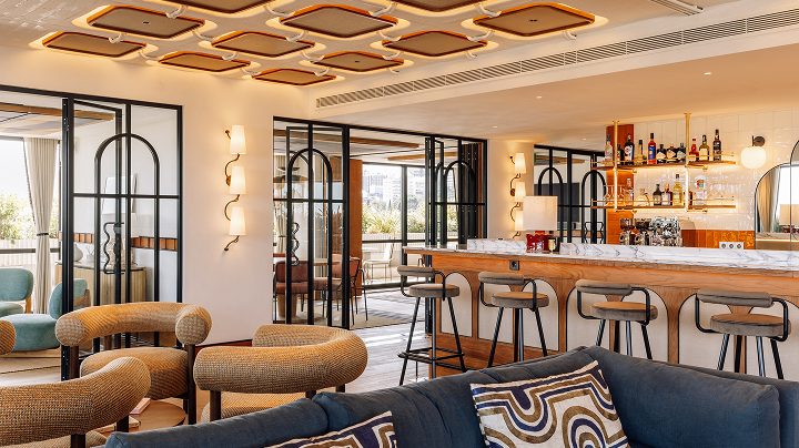 Espaço de hospitalidade Ando Living, bar e lounge sofisticado para residentes e investidores.