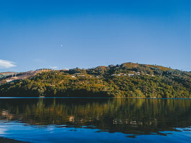 Panoramic view of the green mountains and the Douro River in northern Portugal, reflecting the balance between nature, tranquility, and the high quality of Portuguese lifestyle.