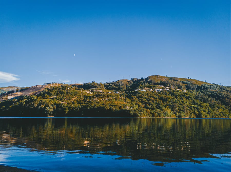 Panoramic view of the green mountains and the Douro River in northern Portugal, reflecting the balance between nature, tranquility, and the high quality of Portuguese lifestyle.