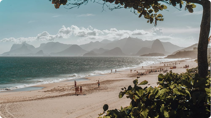 Praia de Copacabana no Rio de Janeiro, imagem para o Roadshow Brasil 2025 da OptylonKrea.